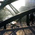 Schwebebahn im Morgenlicht