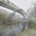 Schwebebahn im Nebel