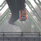 Schwebebahn im Nebel