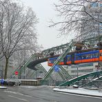 Schwebebahn im Winter