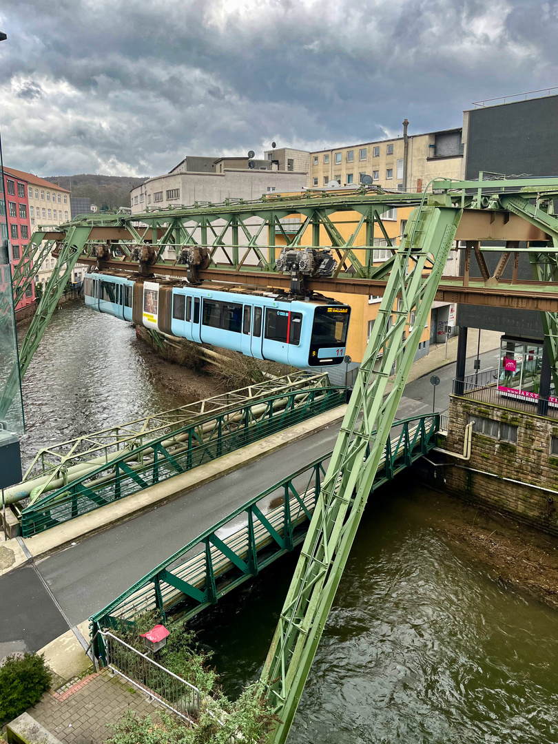 Schwebebahn in blau