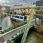 Schwebebahn in blau