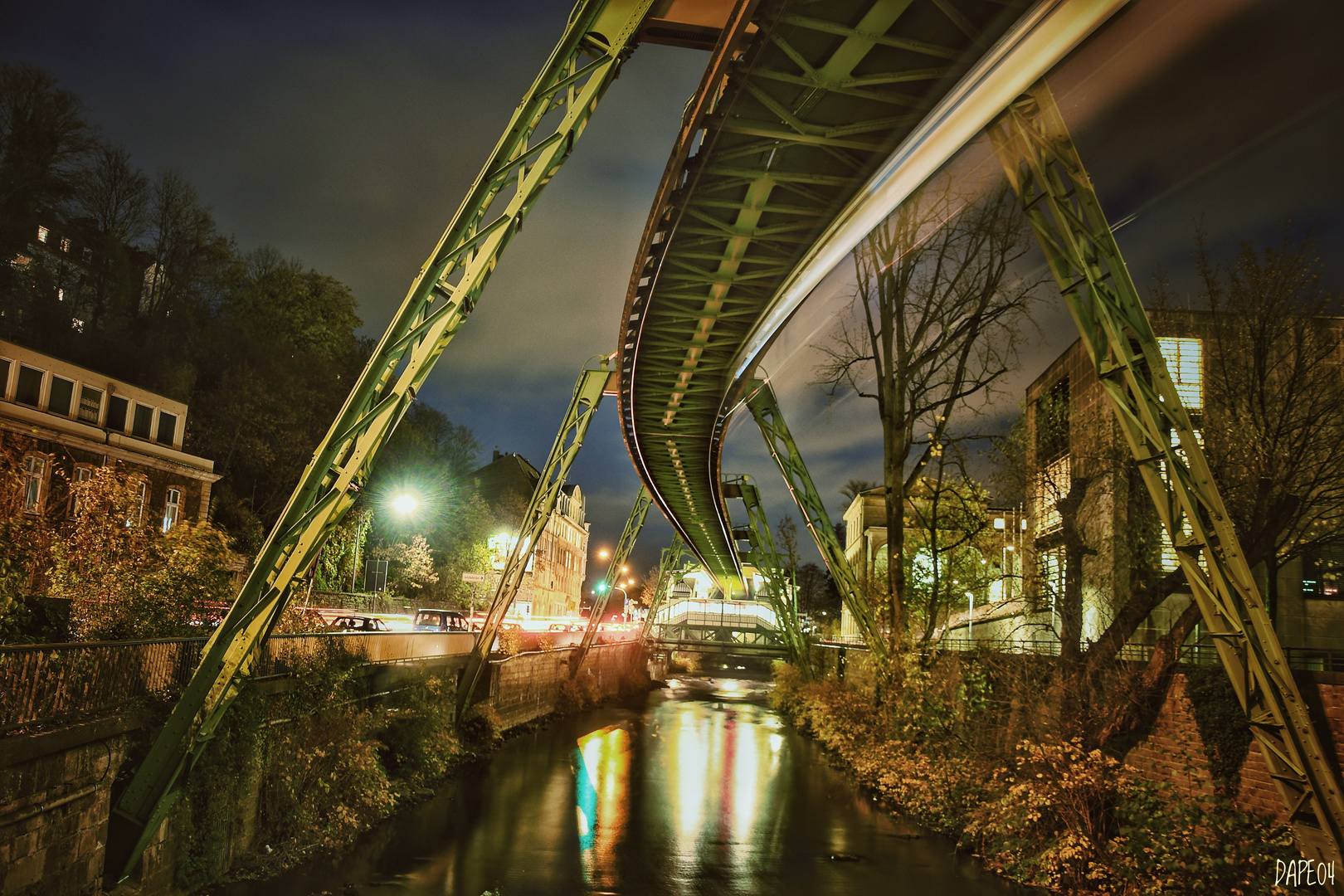 Schwebebahn in der Nacht