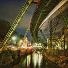 Schwebebahn in der Nacht