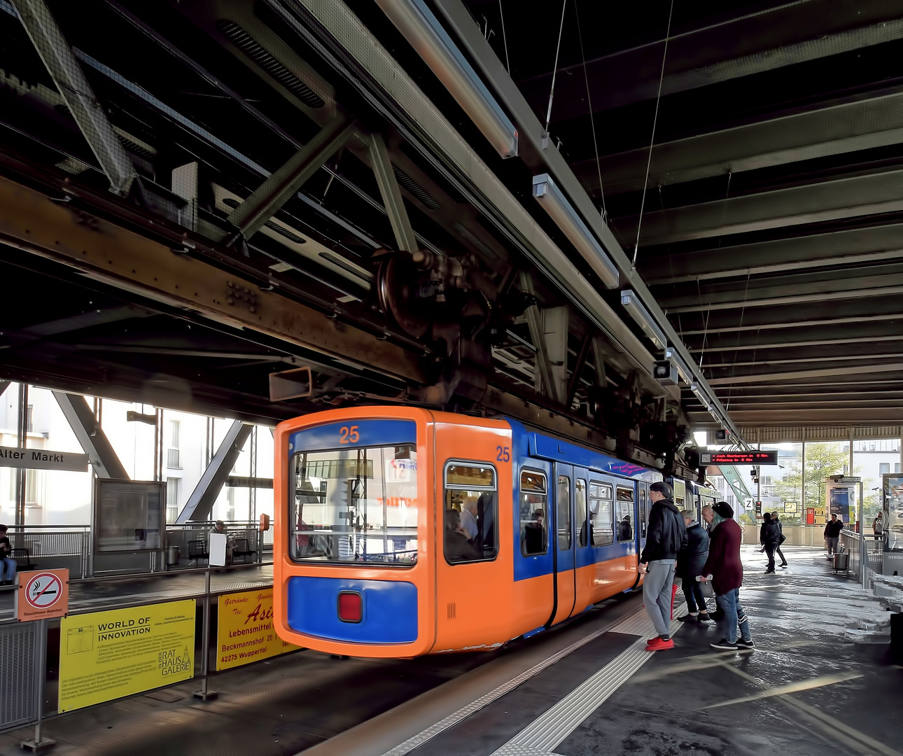 Schwebebahn in der Station Alter Markt 