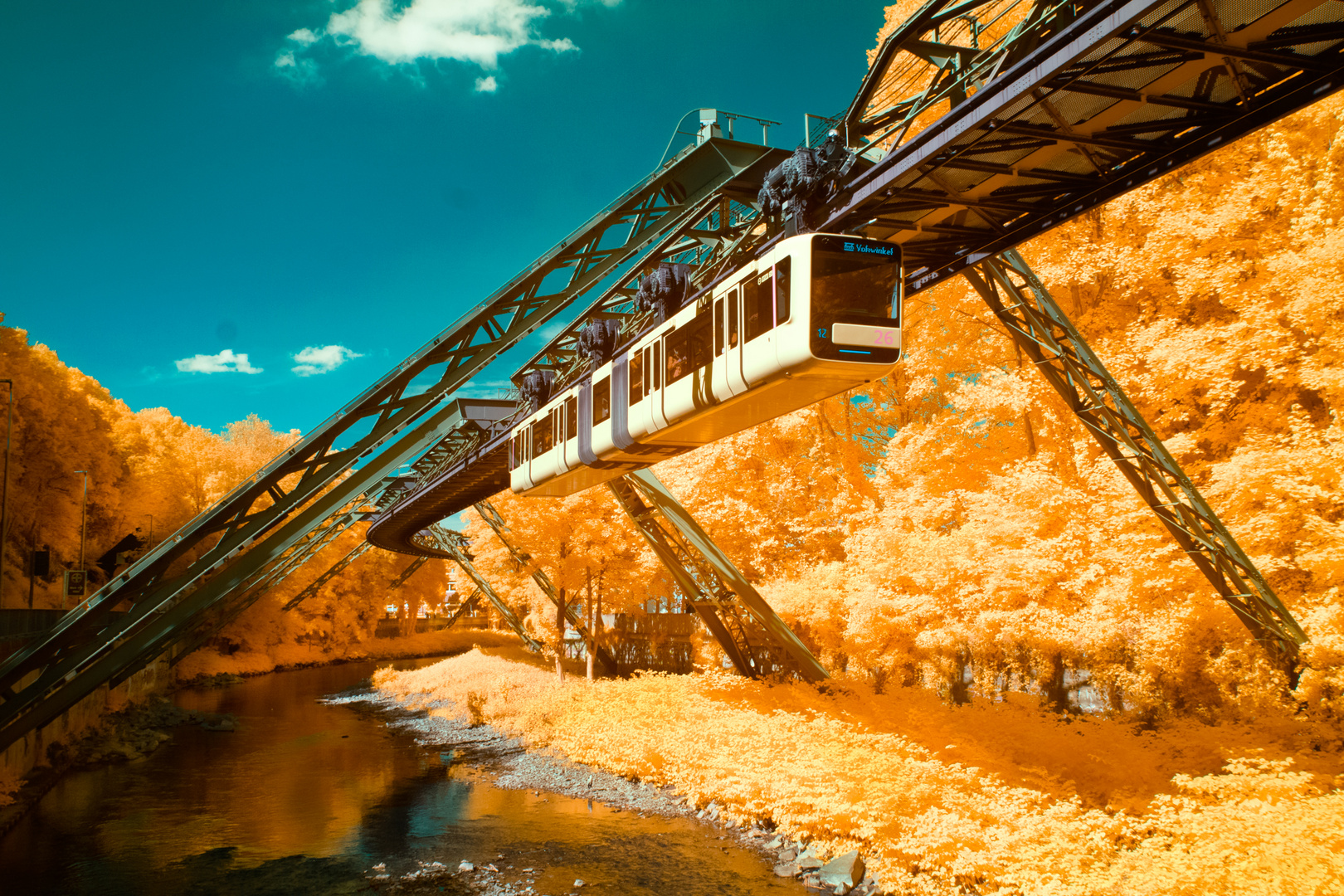 Schwebebahn in IR