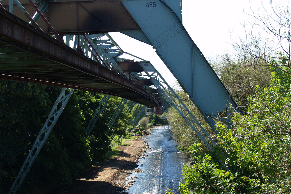 Schwebebahn in Wuppertal jetzt ohne Rahmen