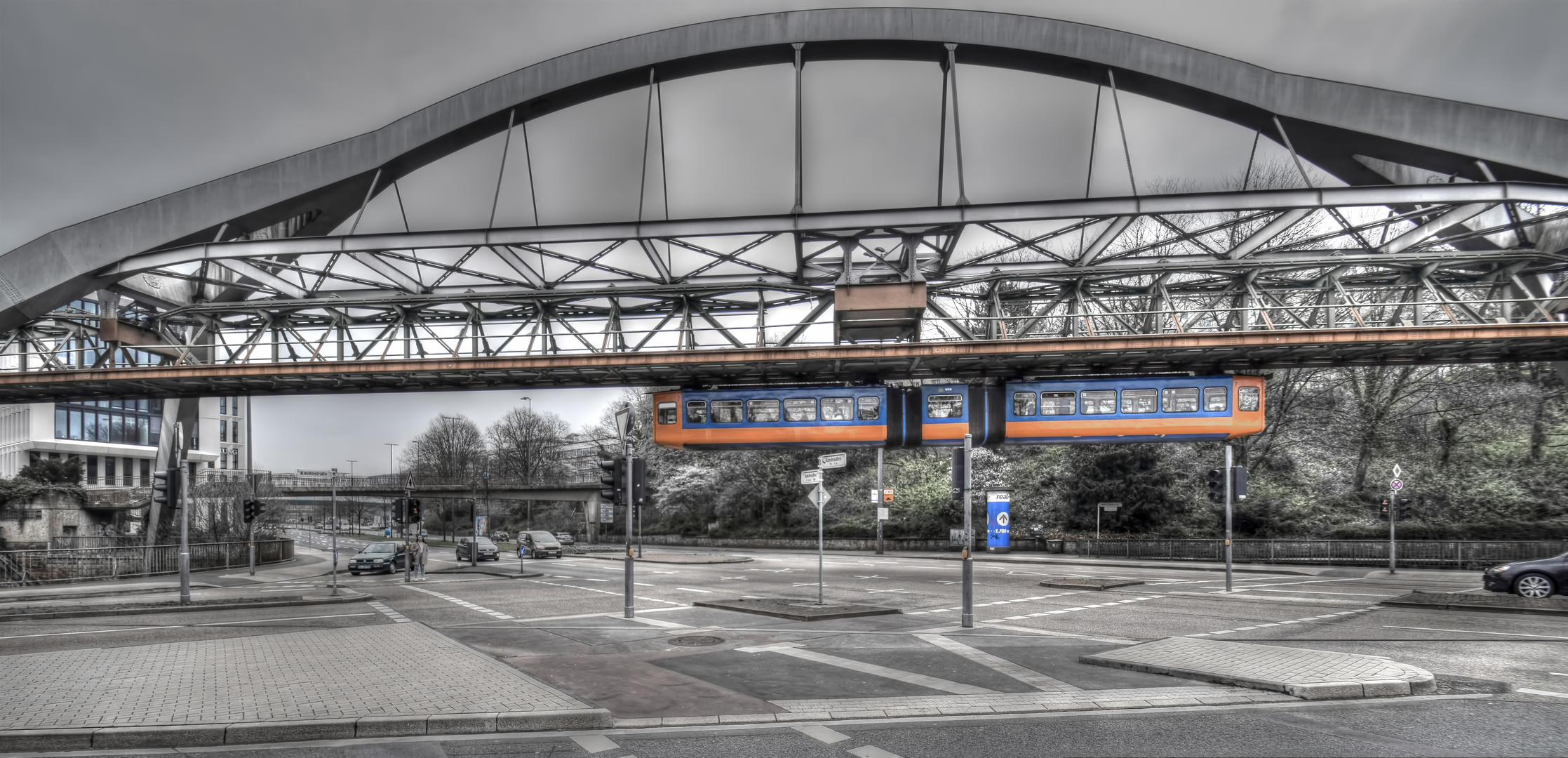 Schwebebahn    Querung der B7