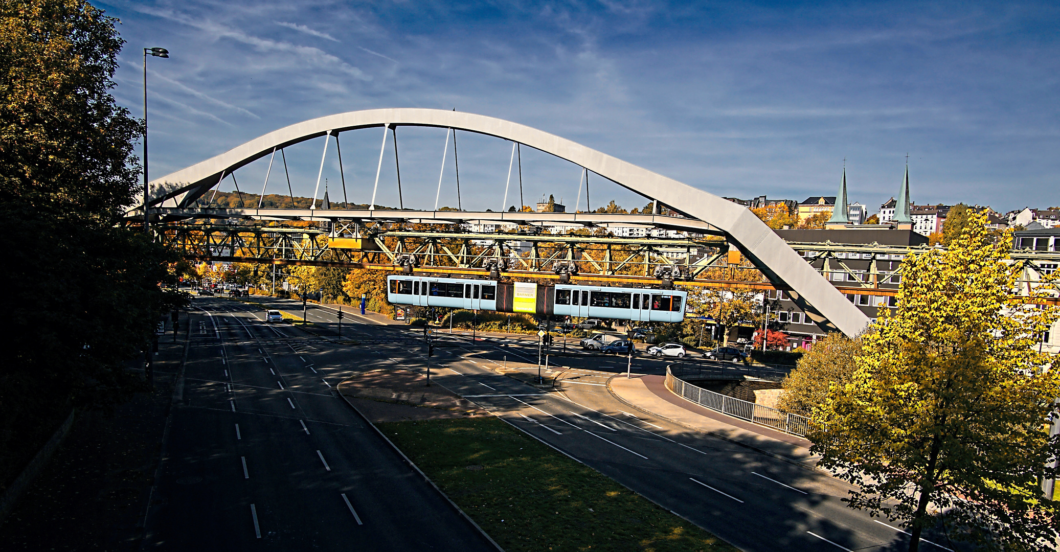 Schwebebahn   Querung der B7