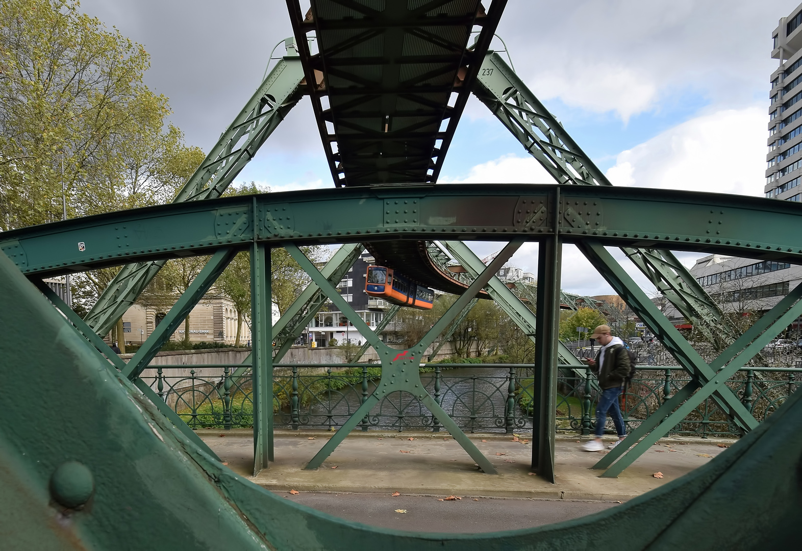 Schwebebahn über den Brücken