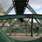 Schwebebahn über den Brücken