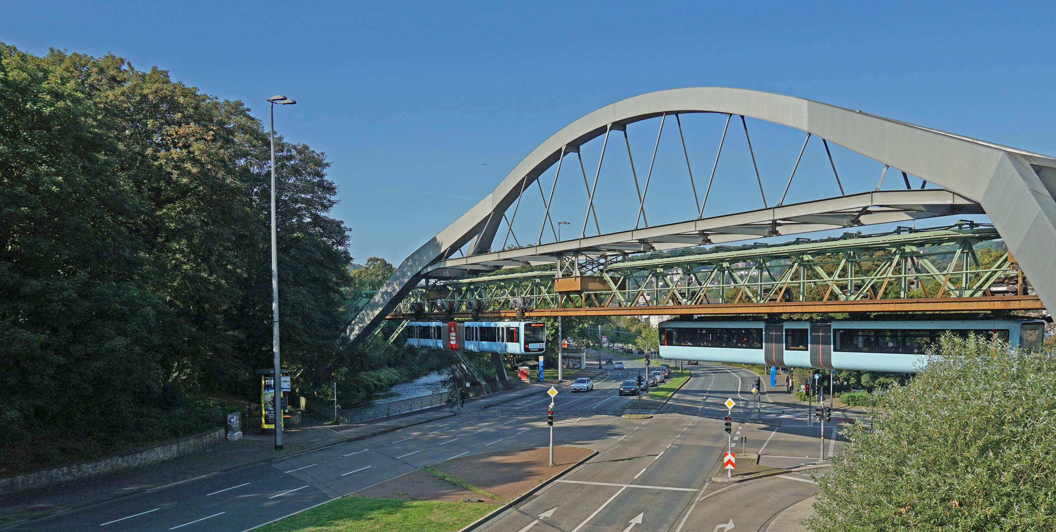 Schwebebahn über der B7