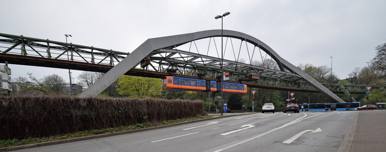  Schwebebahn über der Bundesallee