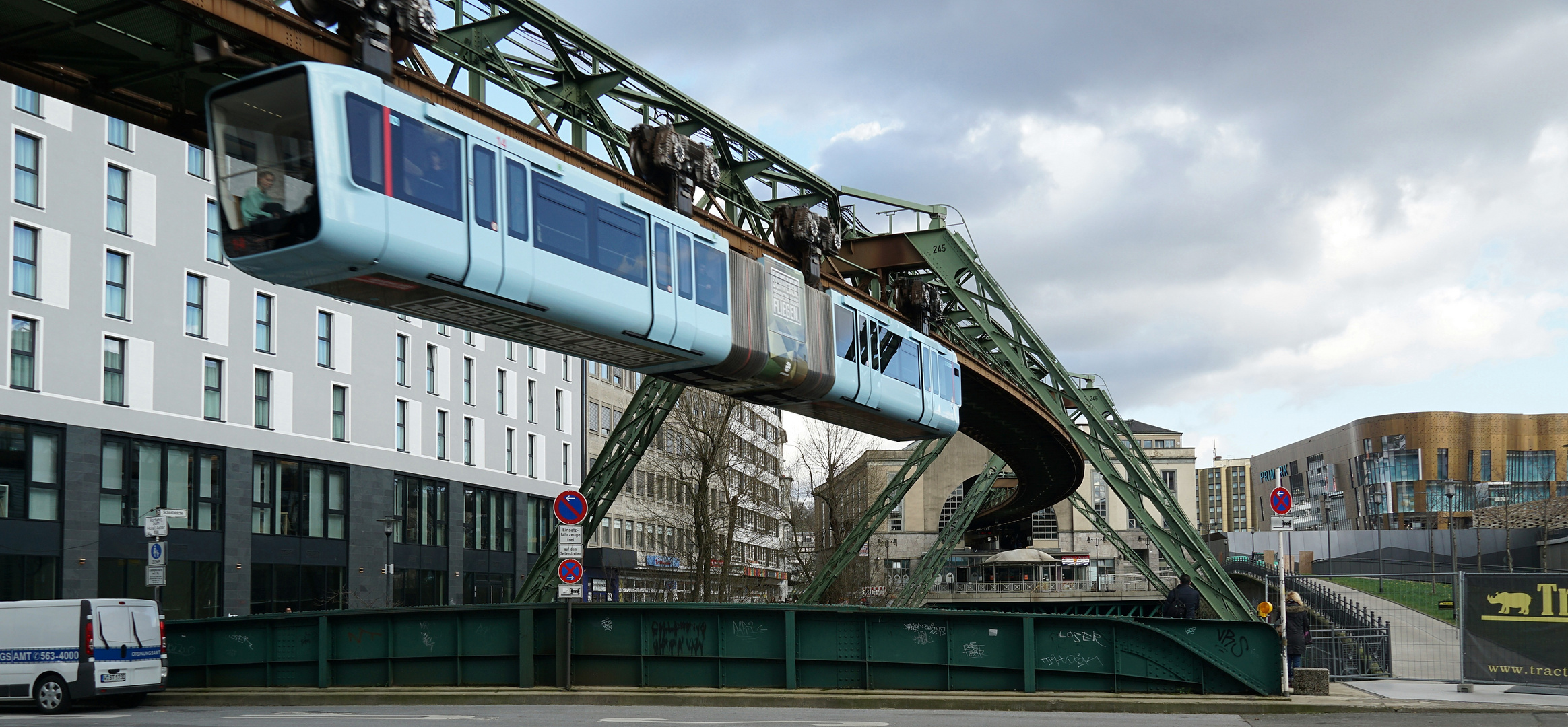 Schwebebahn über der Isländer Brücke       UJUC  Mardi - bleu