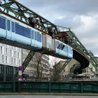 Schwebebahn über der Isländer Brücke       UJUC  Mardi - bleu