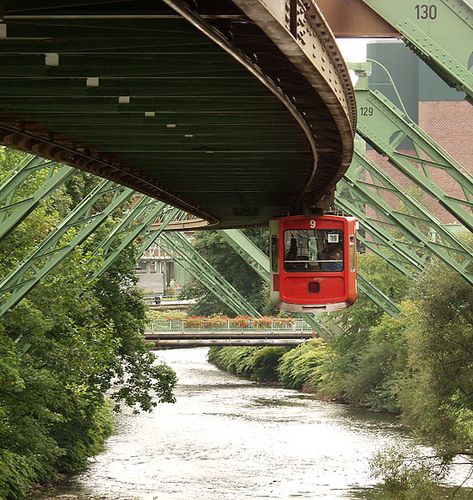 Schwebebahn über der Wupper 1