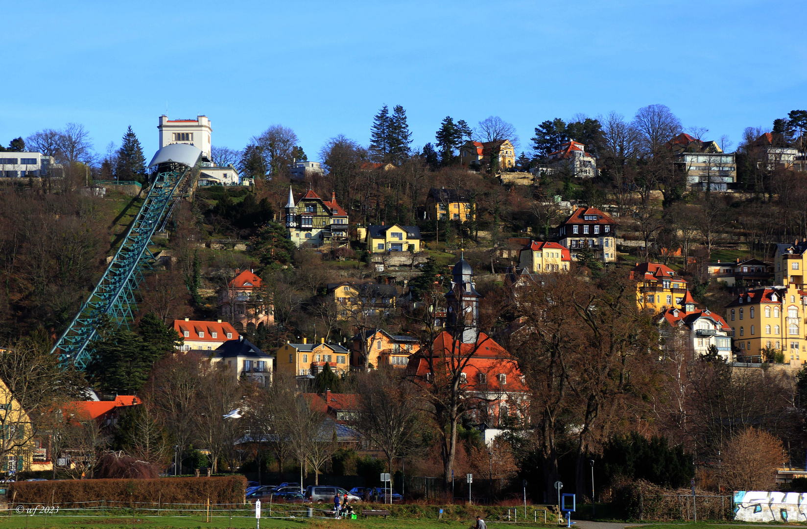 Schwebebahn und loschwitzer Kirche