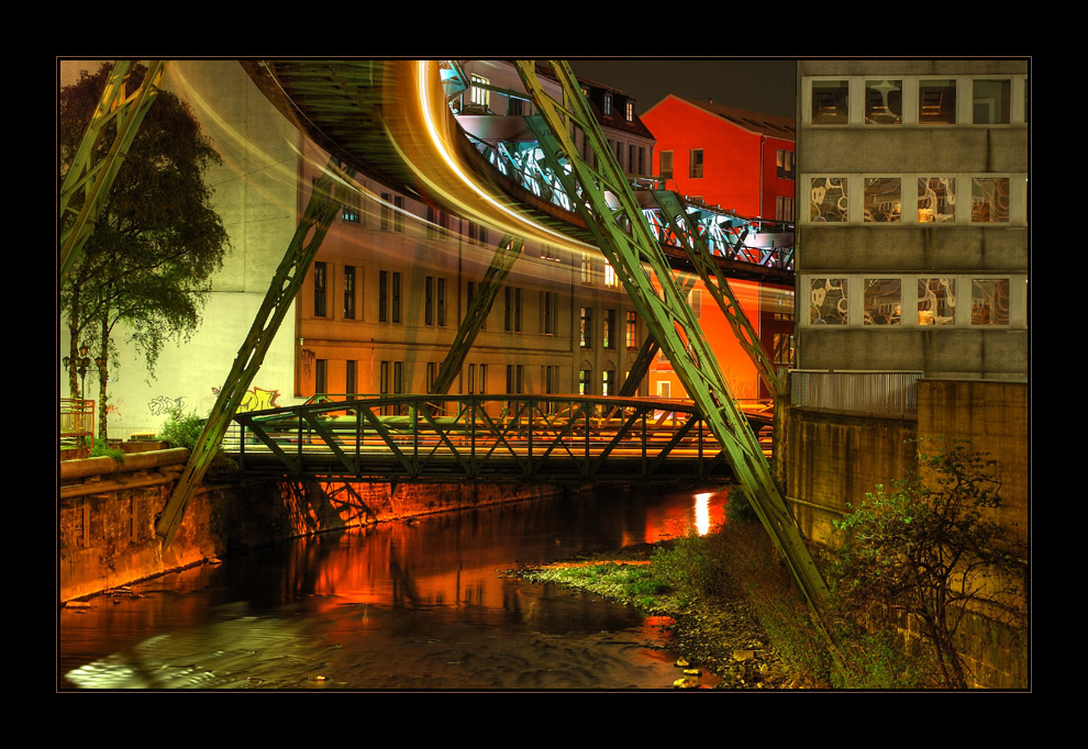 Schwebebahn und Wupper