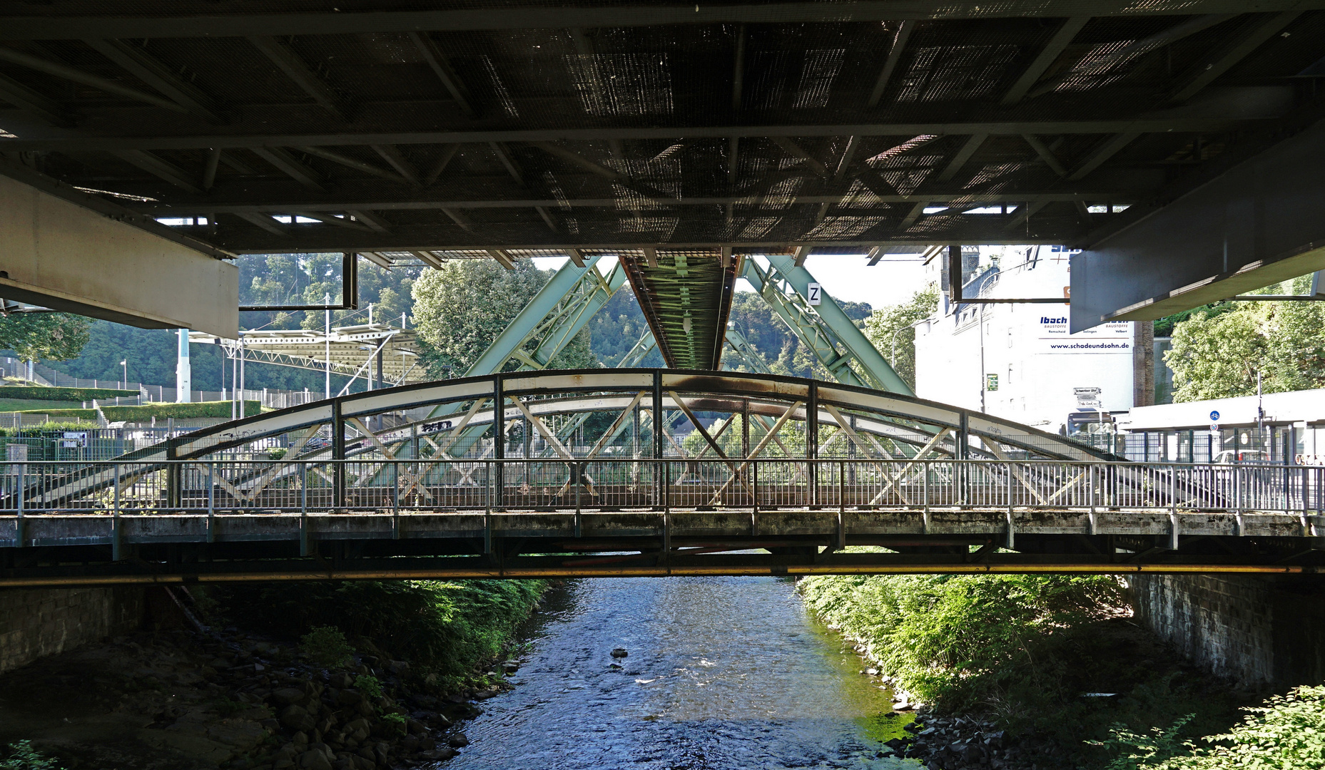 Schwebebahn - Unter der Station