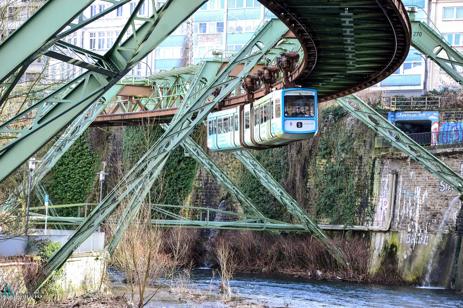 Schwebebahn unterhalb der Wolkenburg / Kluse