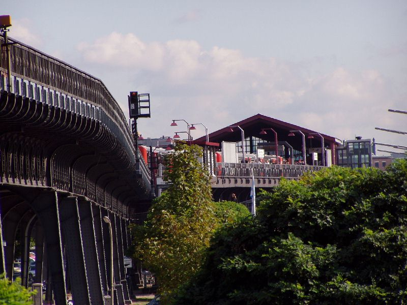 Schwebebahn verkehrt