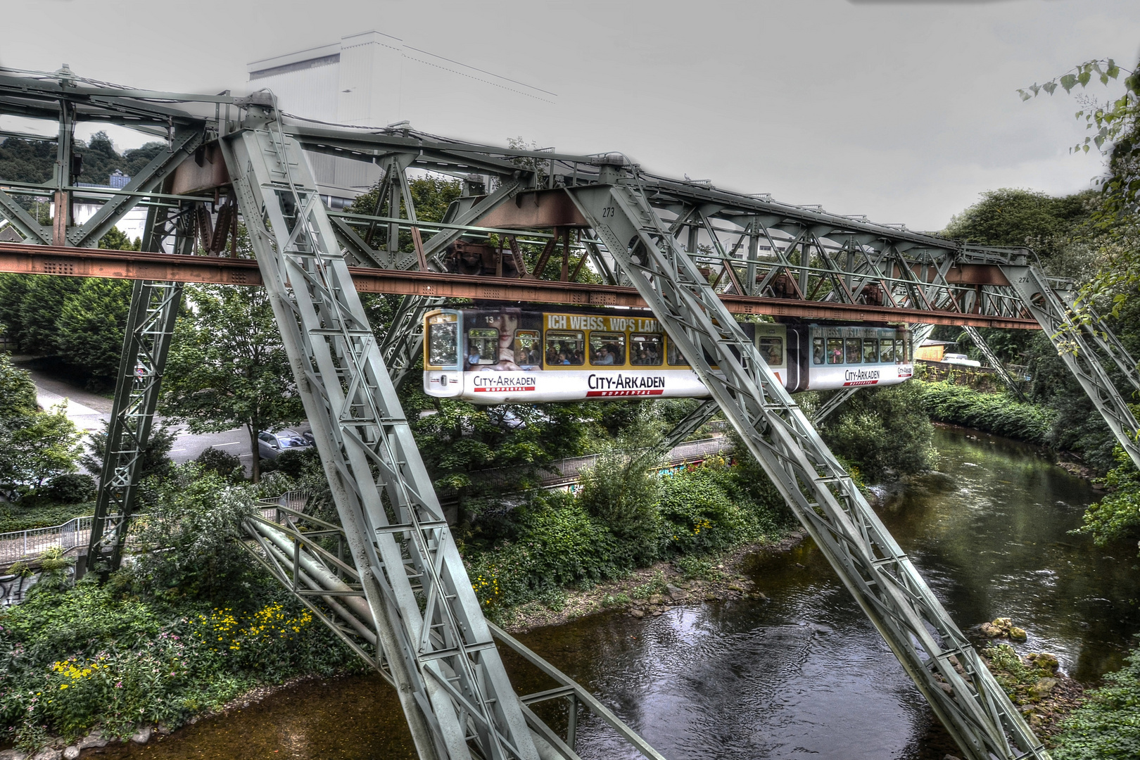 Schwebebahn vor der Kluse