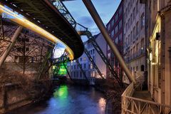 Schwebebahn zur "blauen Stunde"