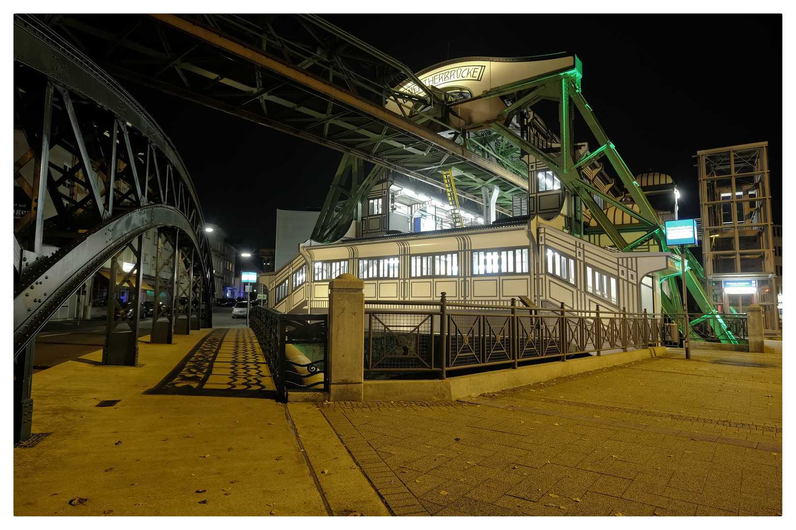 Schwebebahnbahnhof bei Nacht