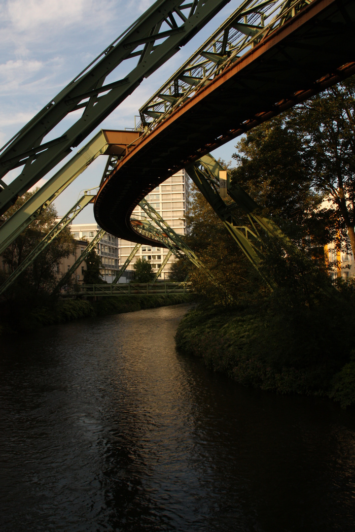 Schwebebahngerüst im Abendlicht