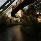 Schwebebahngerüst im Abendlicht