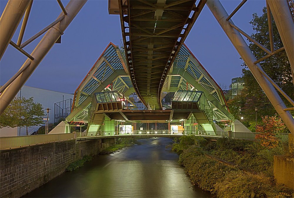 Schwebebahnhof Kluse von der Brücke der B7 aus gesehen