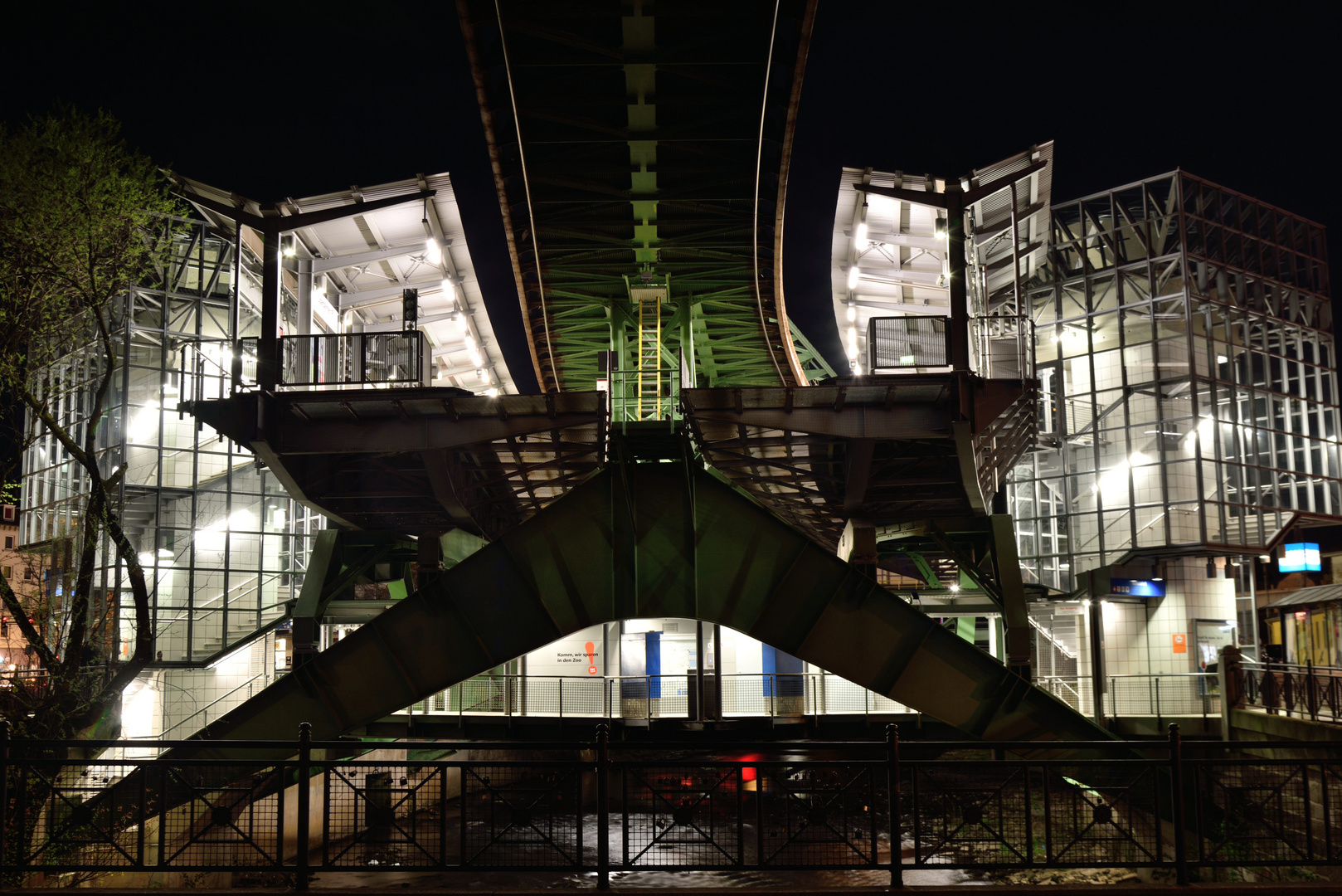 Schwebebahnstation bei Nacht