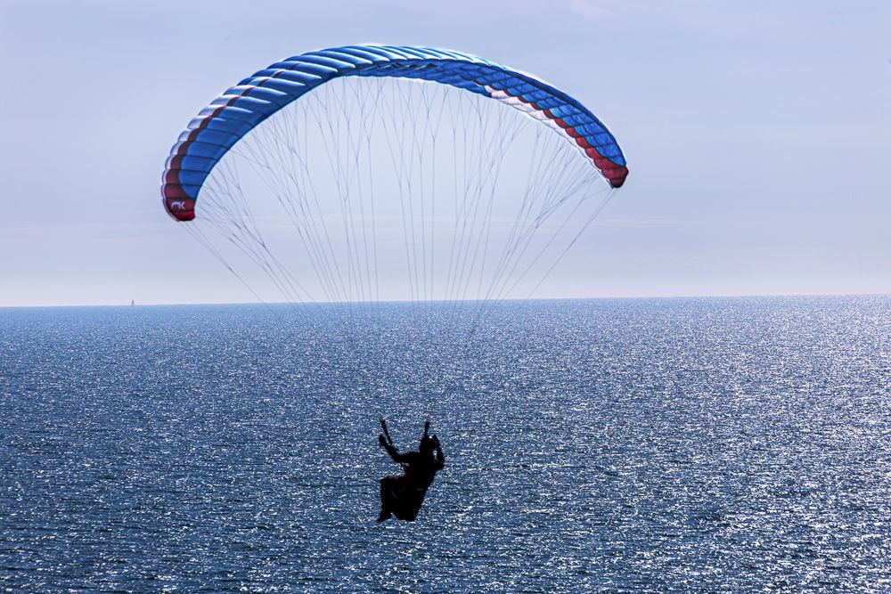 Schweben im Aufwind des Meeres