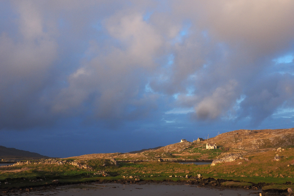 Schwebend auf einer Insel in den Wolken