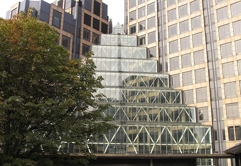 Schwebende Pyramide 1