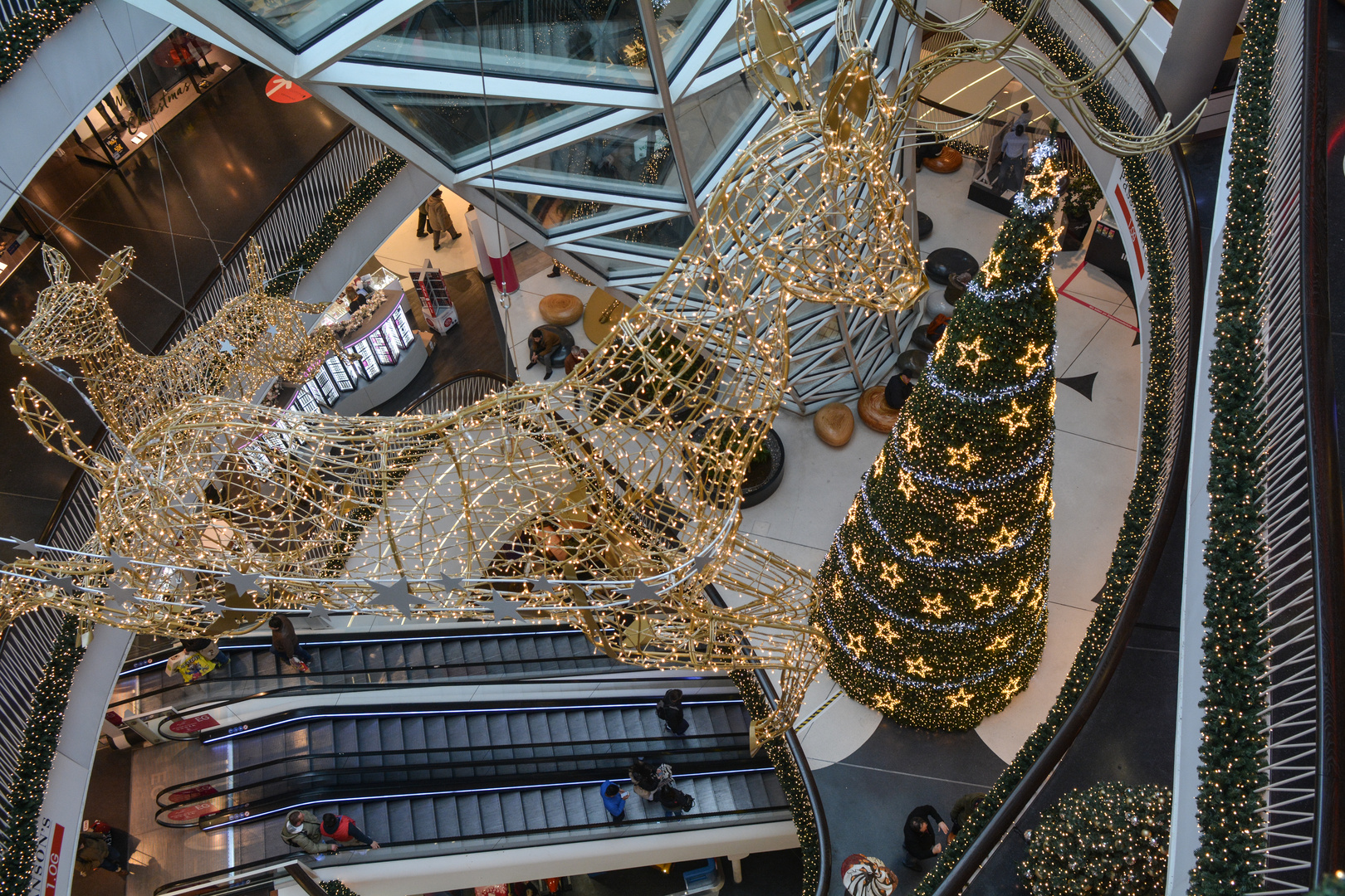 Schwebende Rentiere in MyZeil - Weihnachtsdekoration 2015