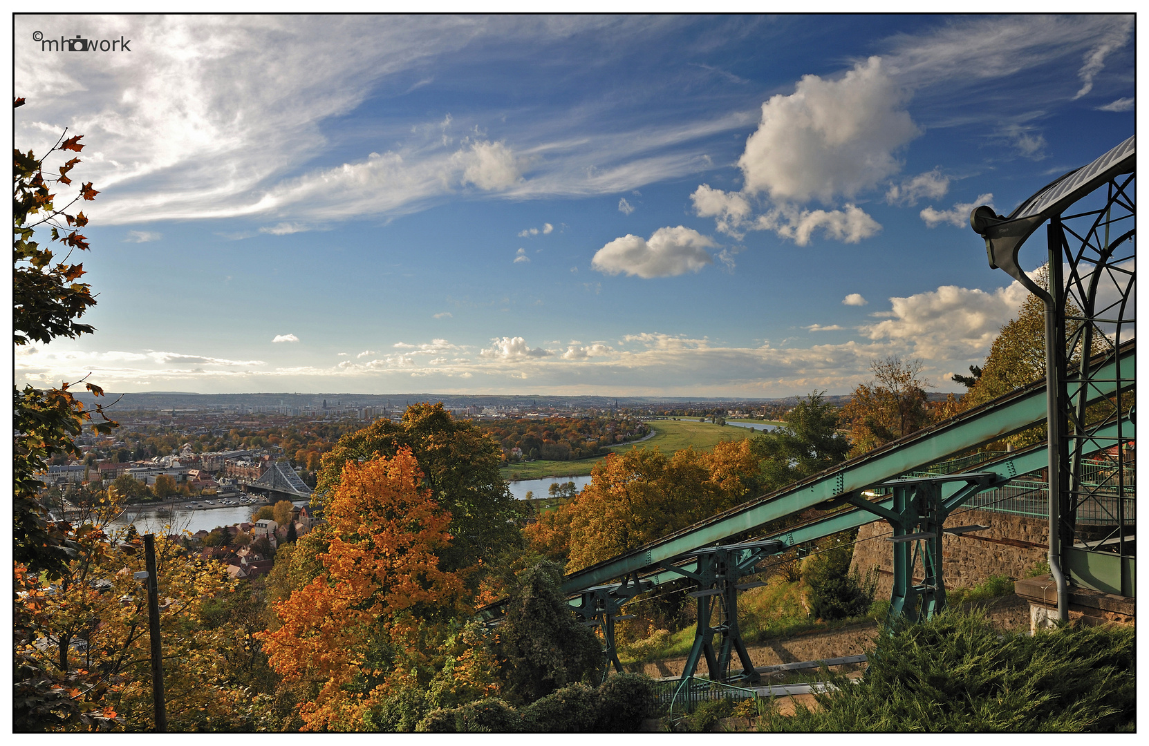 schwebende stadt - schwebende bahn