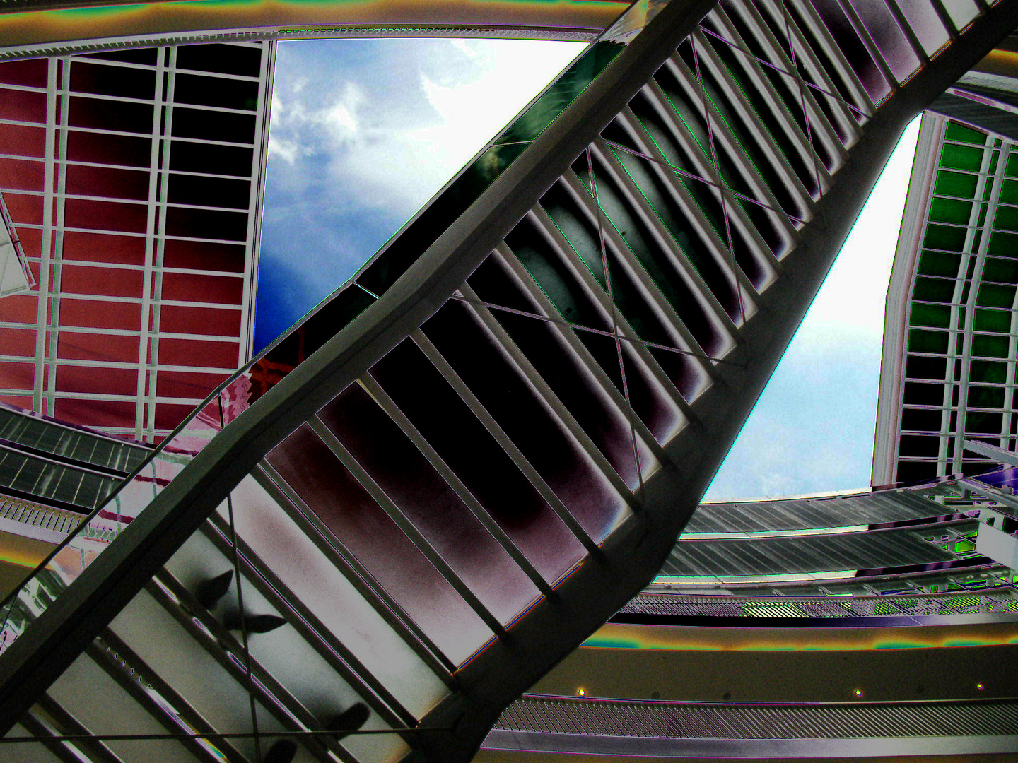 schwebende Treppe mit Ausblick zum Himmel