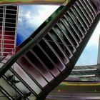 schwebende Treppe mit Ausblick zum Himmel