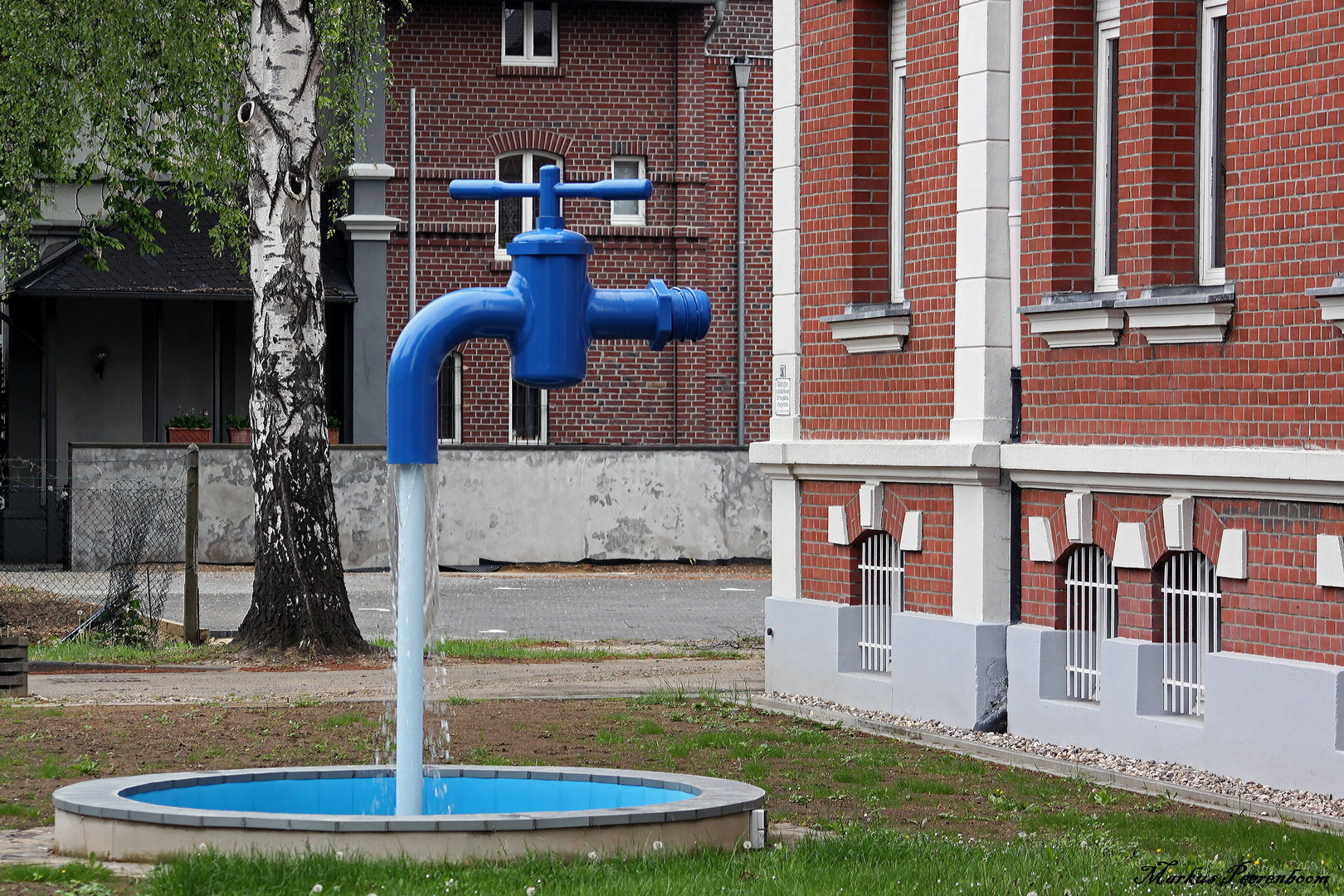 Schwebender Wasserhahn