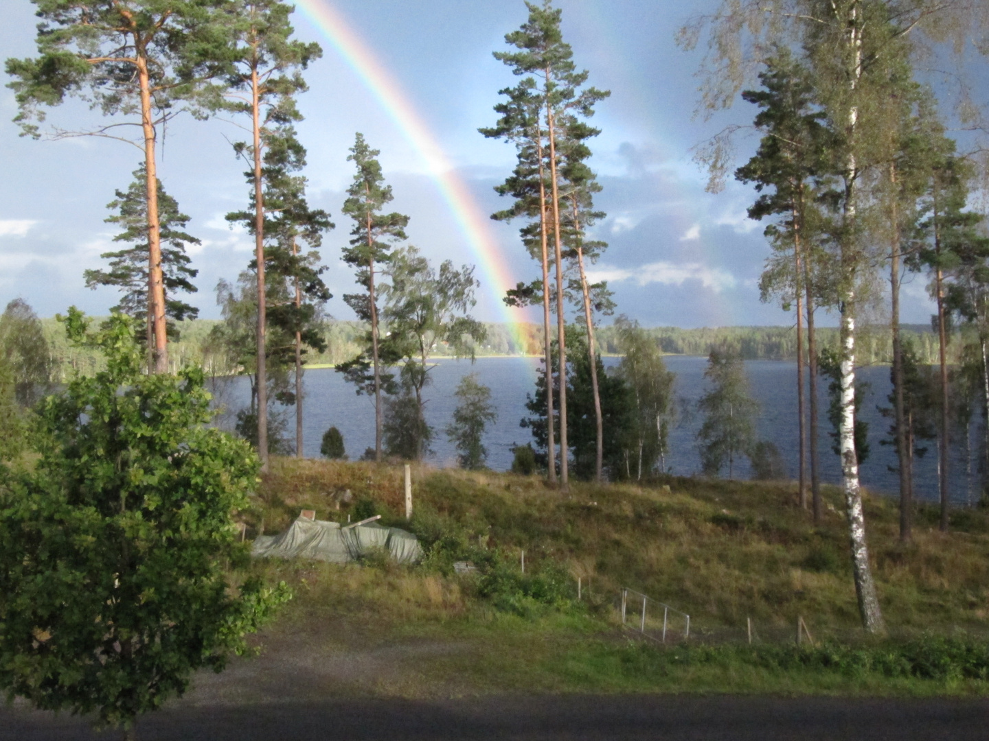 Schweden nach einem Gewitter am See