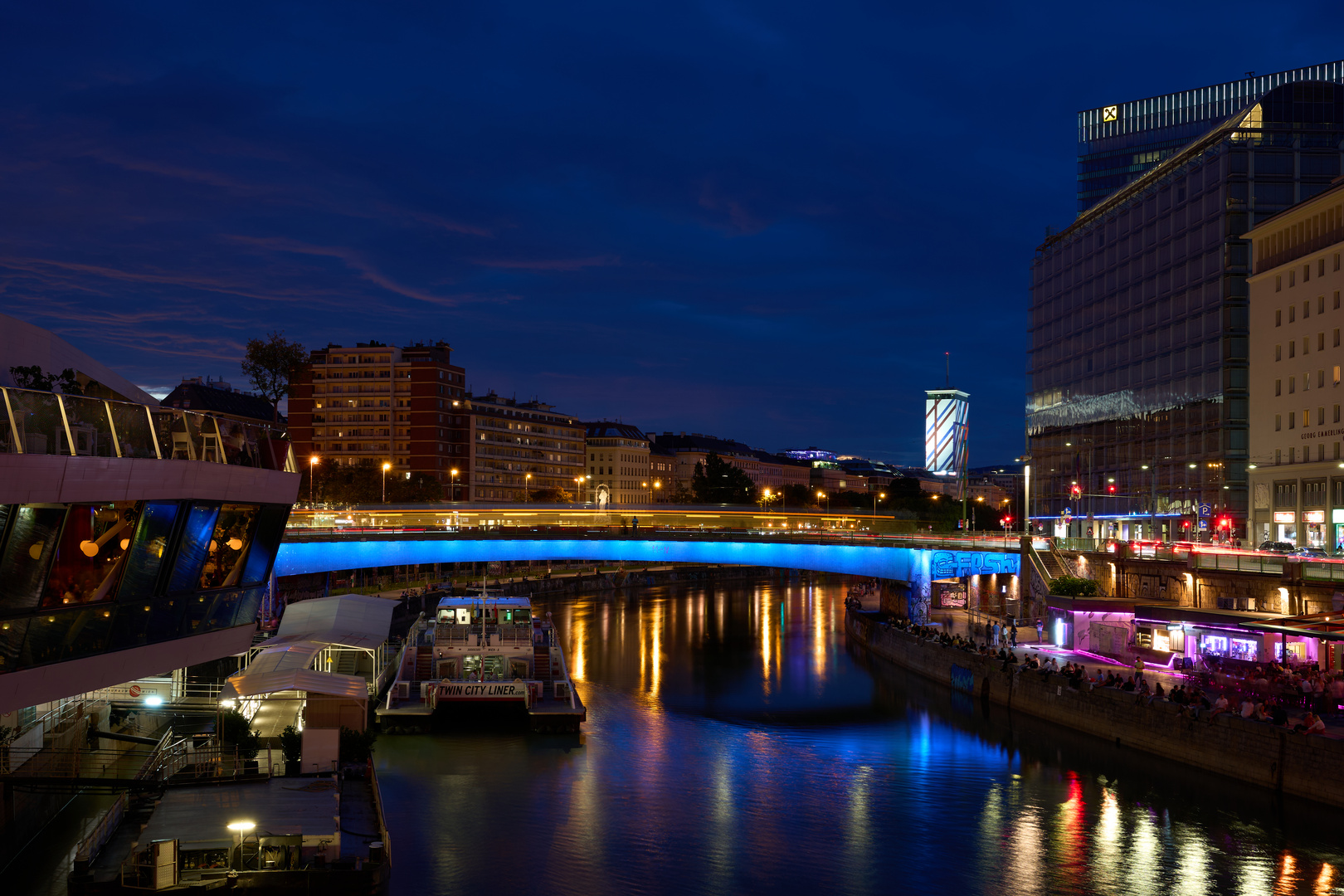 Schwedenbrücke mit UBahn in der Nacht