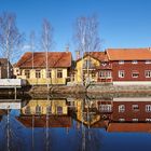 Schwedenhäuser spiegeln sich im Wasser in Falun (Dalarnas Län / Schweden)