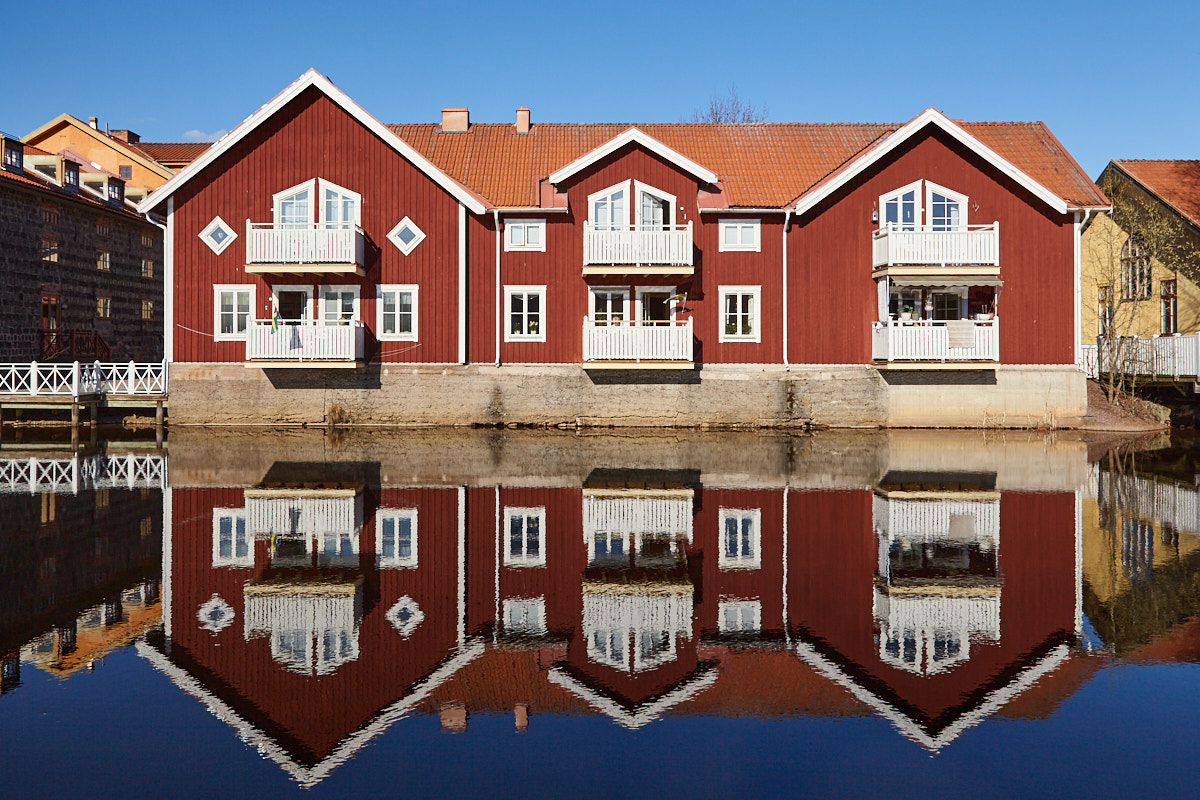 Schwedenhäuser spiegeln sich im Wasser in Falun II (Dalarnas Län, Schweden)