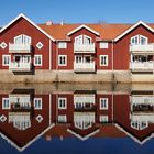 Schwedenhäuser spiegeln sich im Wasser in Falun II (Dalarnas Län, Schweden)