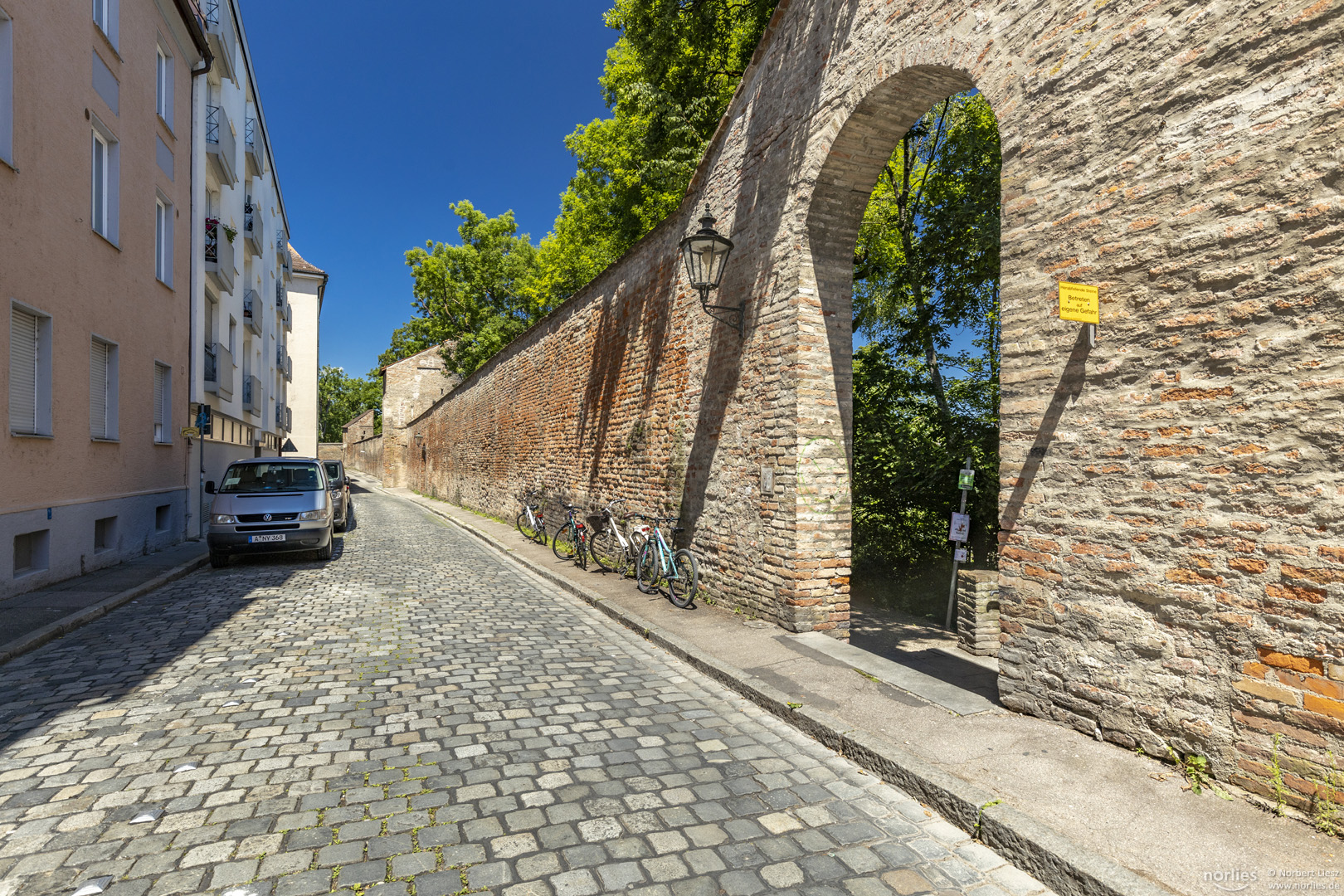 Schwedenweg mit Stadtmauer