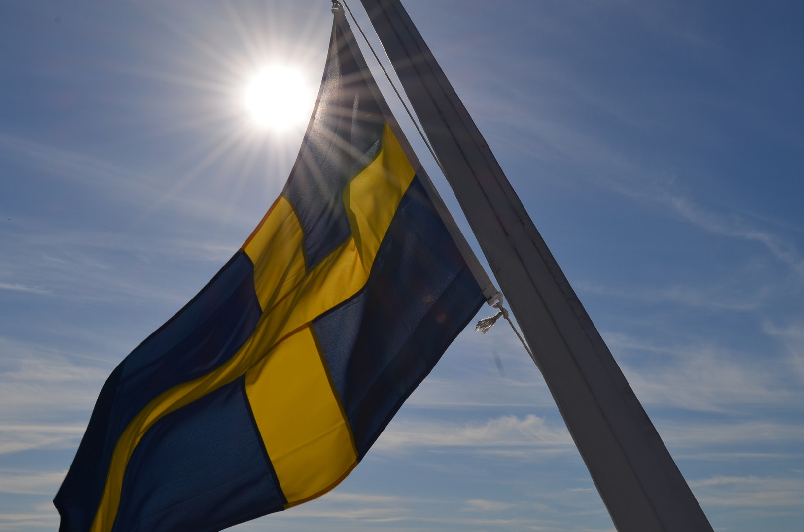 Schwedische Flagge in der Sonne