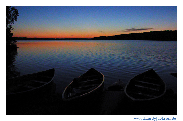 Schwedische Sommernacht mit Kanus