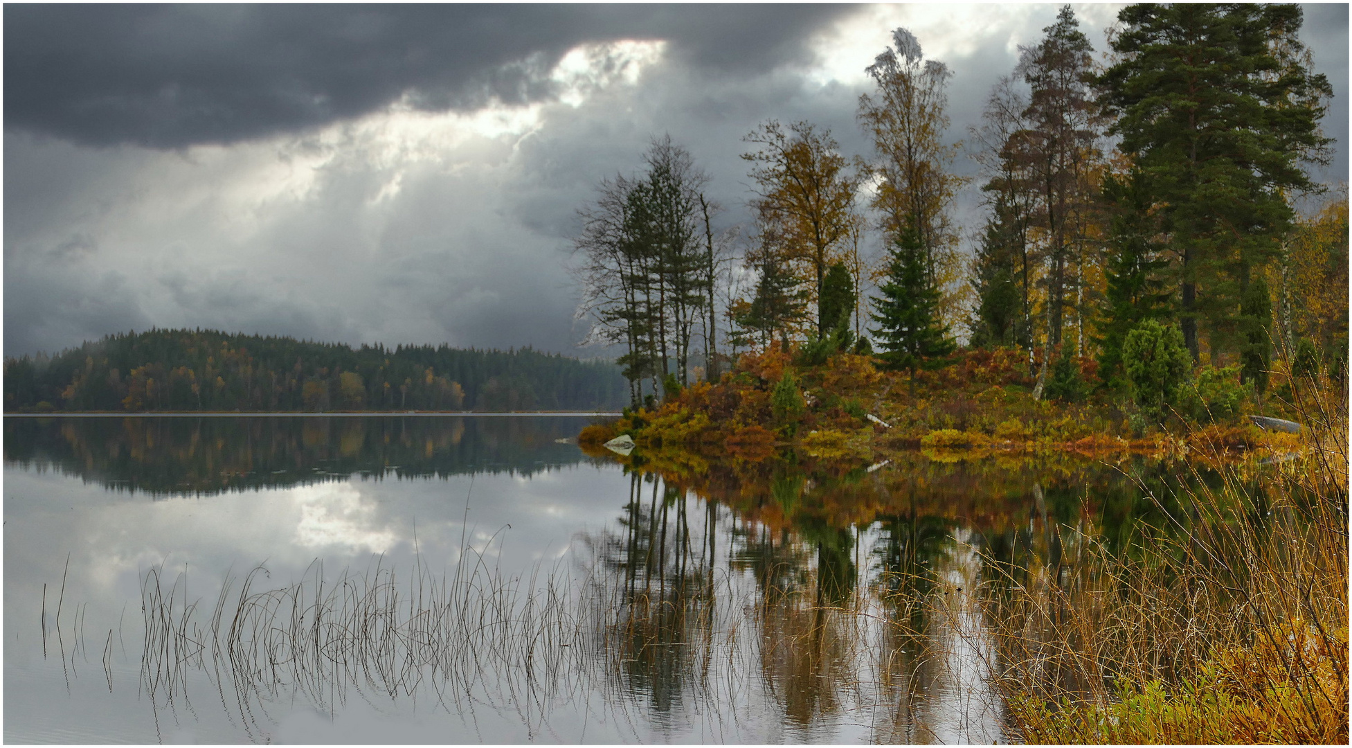 Schwedischer Herbst im Spiegel
