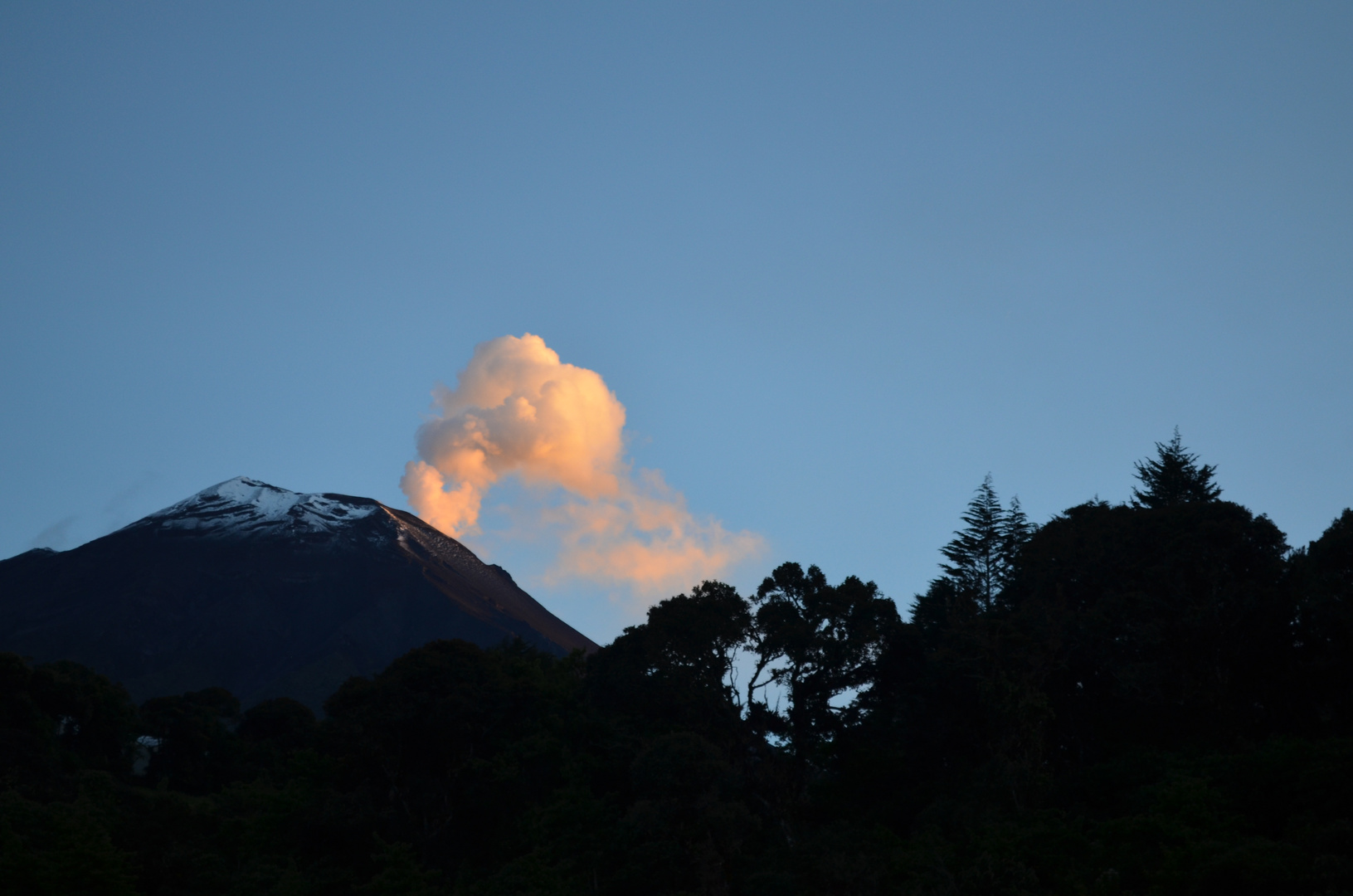 Schwefelfahne am Tungurahua in der Nähe von Banos